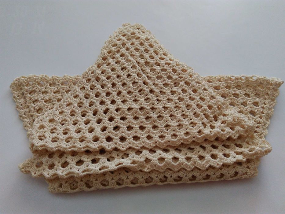 Ръчно плетени покривка за маса и комплект карета