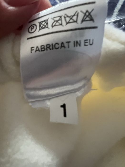 Căciulă albă de damă cu cozoroc si moț de blăniță negru, firma Willi