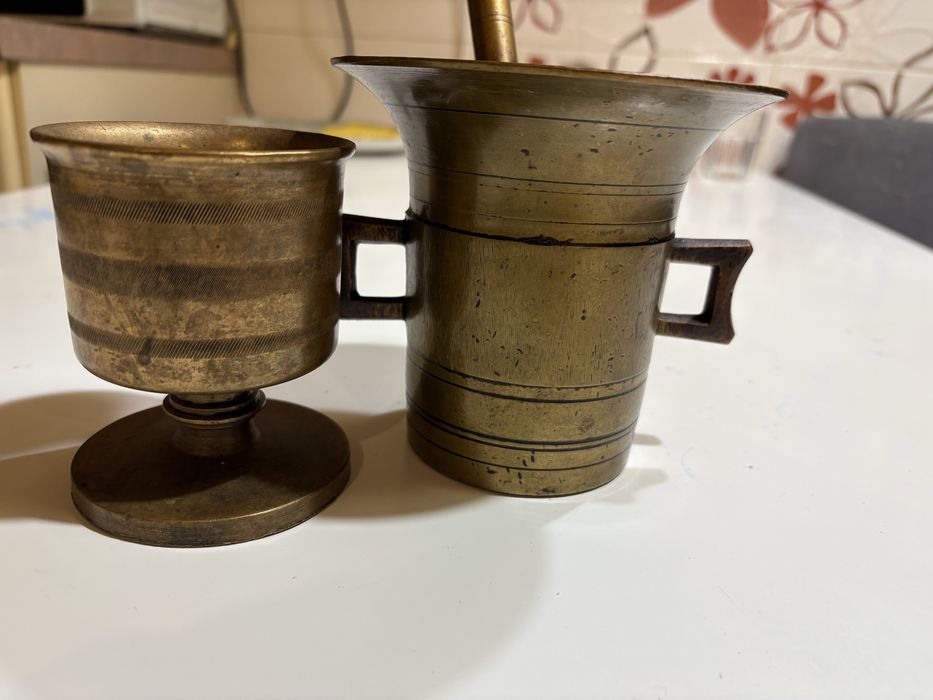 Mojar cu pistil + cupă din alamă – piese vechi, grele, stare bună