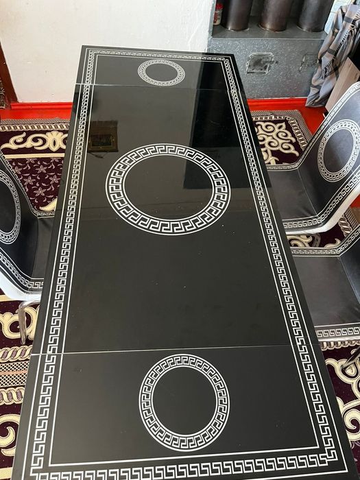 стол и стулья сатылады.