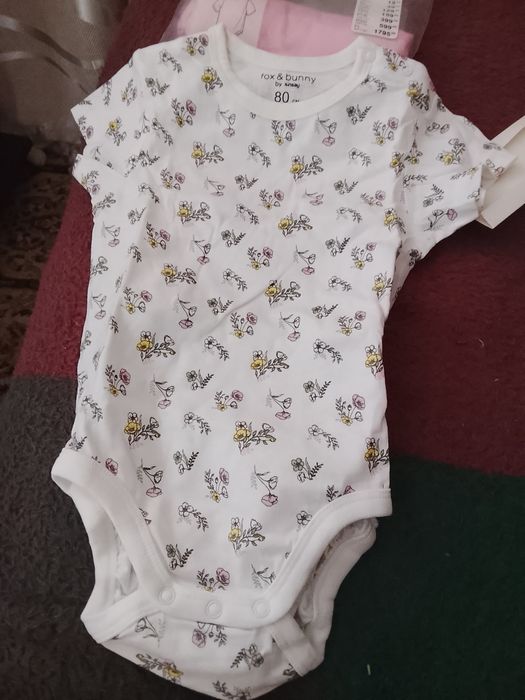 Продам 2 боди для малышей