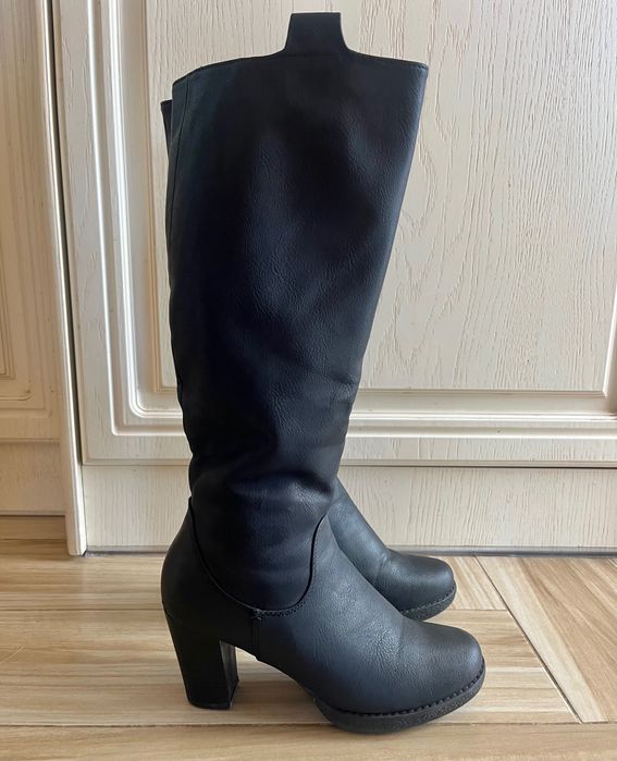 Дълги ботуши на ток