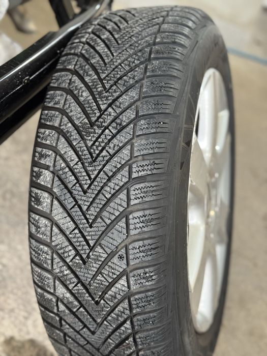 205/55/16 зимни гуми Vredestain