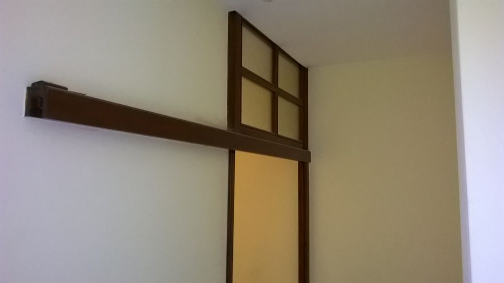 Плъзгаща врата подходящ за преграждане на различни температури разлики