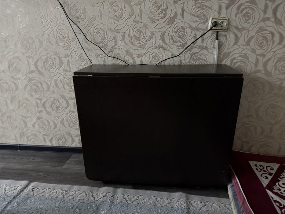 Поодам стол +книжный стол