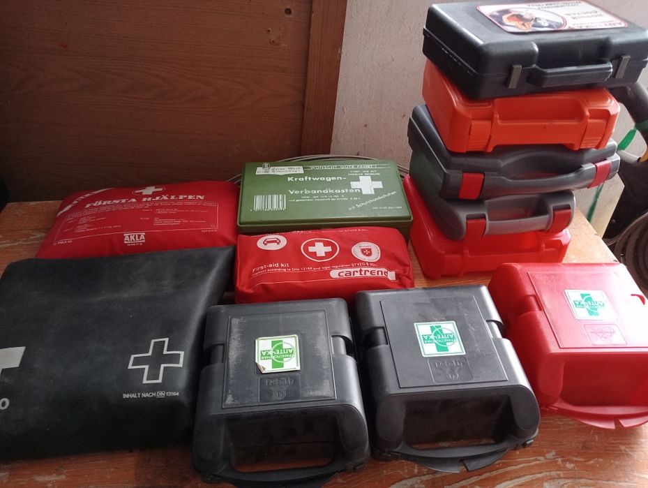 Аварииные знаки и аптечки.