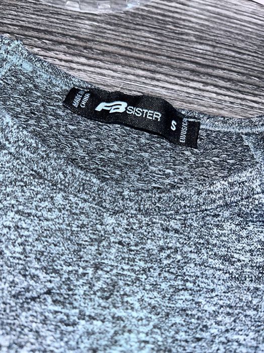 Спортивный серый топ