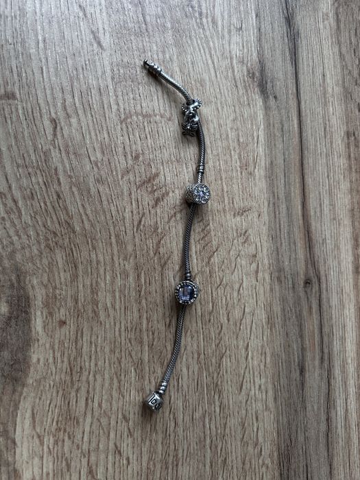 Pandora гривна с три талисмана