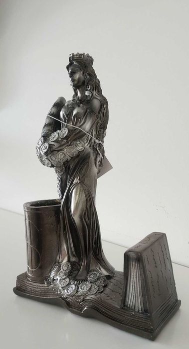 Визитник Фортуна Статуетка с Моливник  или Статуетка Богинята Фортуна