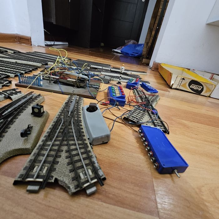 Trenulețe în miniatura de metal cu șine de tren electrice