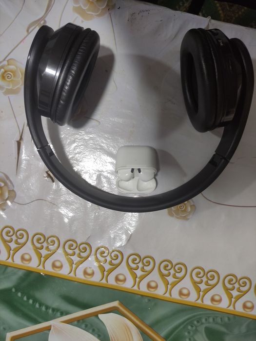 Air pods va katta naushnik