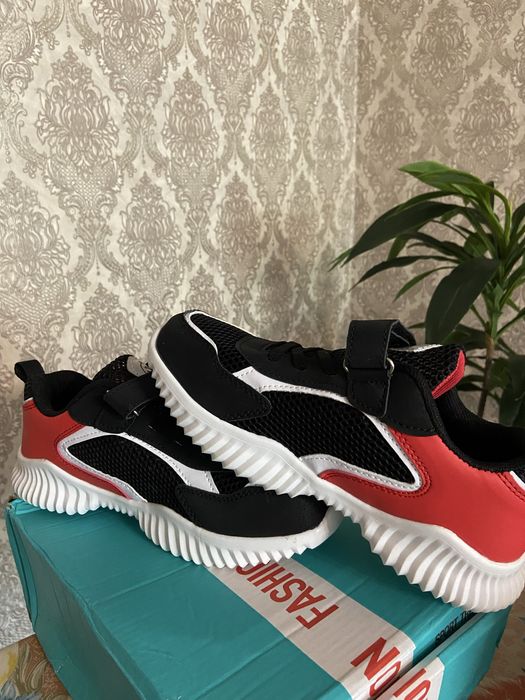 Новые кроссовки для подростка