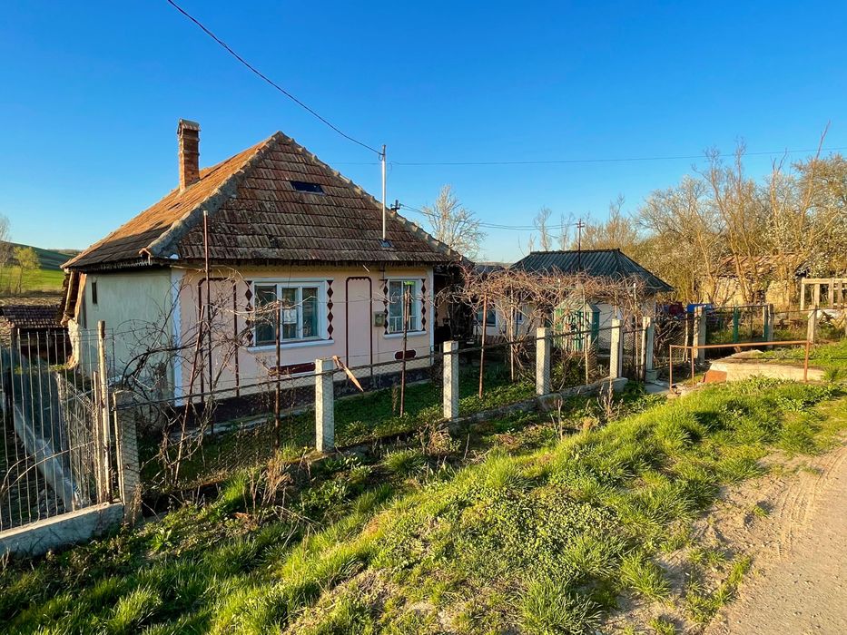 Casă cu 3 camere, teren 1000mp