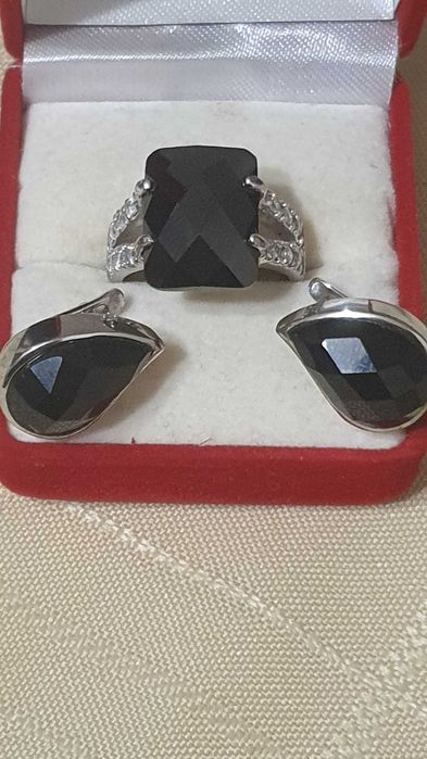 Сребърни бижута- обеци и пръстен с оникс