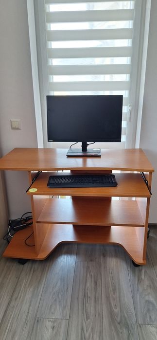 Birou calculator cu spatiu de depozitare