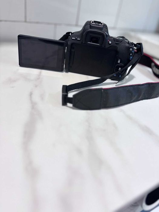 CANON EOS 200D + 18-55 mm + карта памет + чанта ПОДАРЪК | като нов