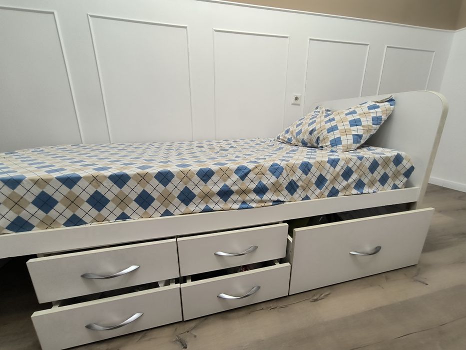 Кровать с ящичками для одежды и выдвижным пуфом. Без матраса