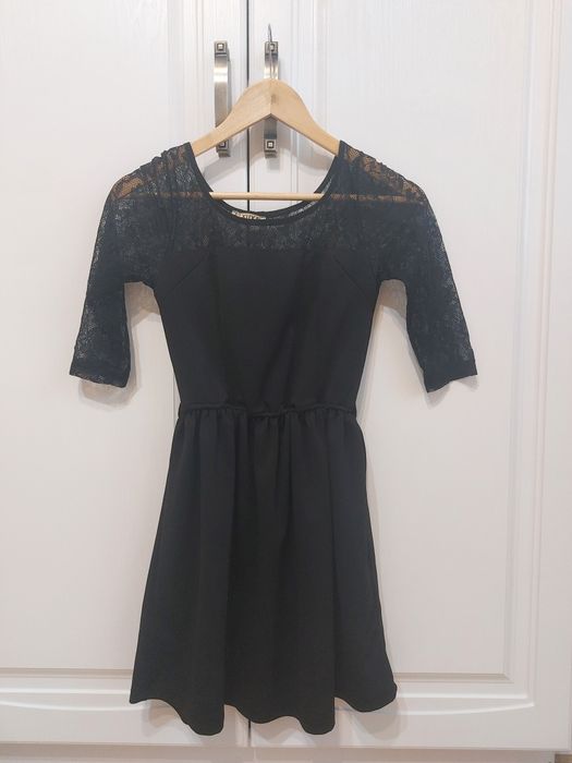 Rochie neagra cu maneci din dantela