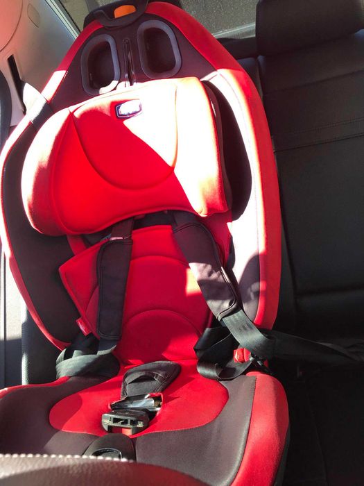 Продавам столче за кола Chicco + подарък седалка