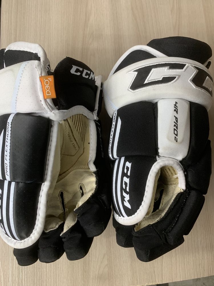 Краги ccm pro. Ccm 4r 2 краги. Профессиональные хоккеисты в ccm 4r Pro фото.