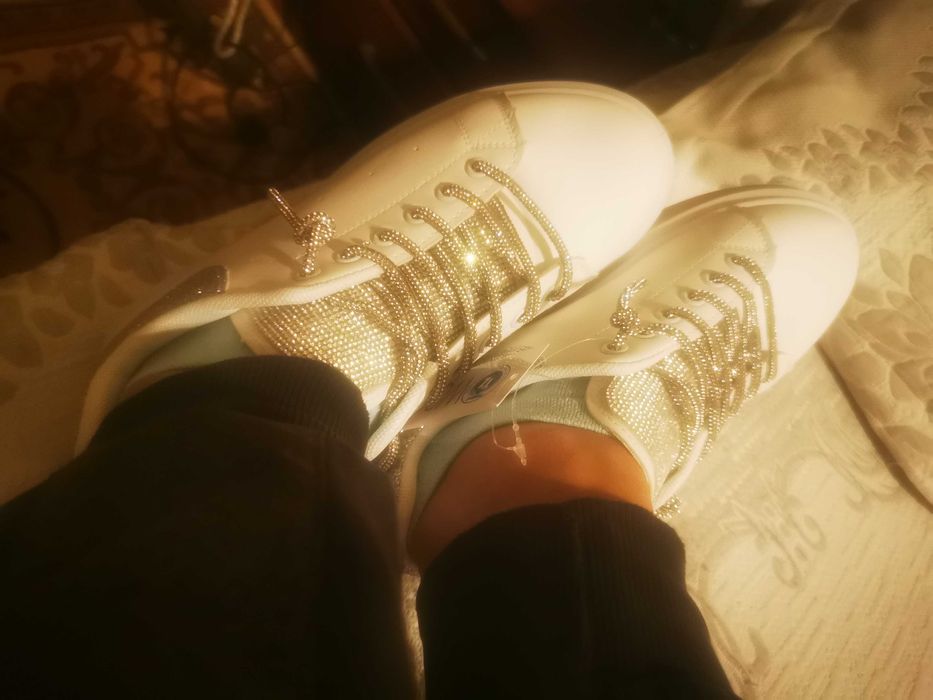 Чисто нови блестящи кецове