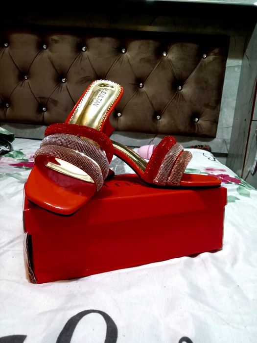 Oyoqkiyim tufli kiyilmagan