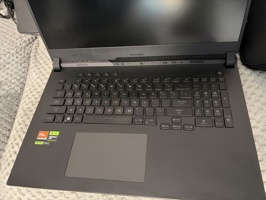 Vând ASUS ROG Strix SCAR 17” – Performanță Extremă