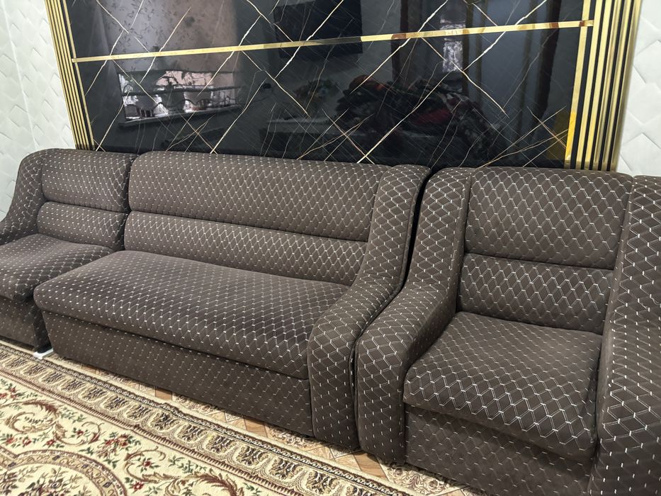 Диван с подушками