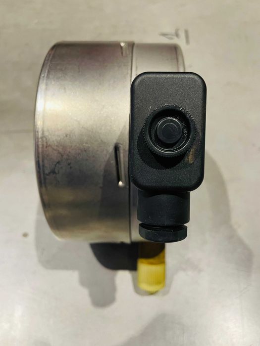 Manometru cu contacte Wika.