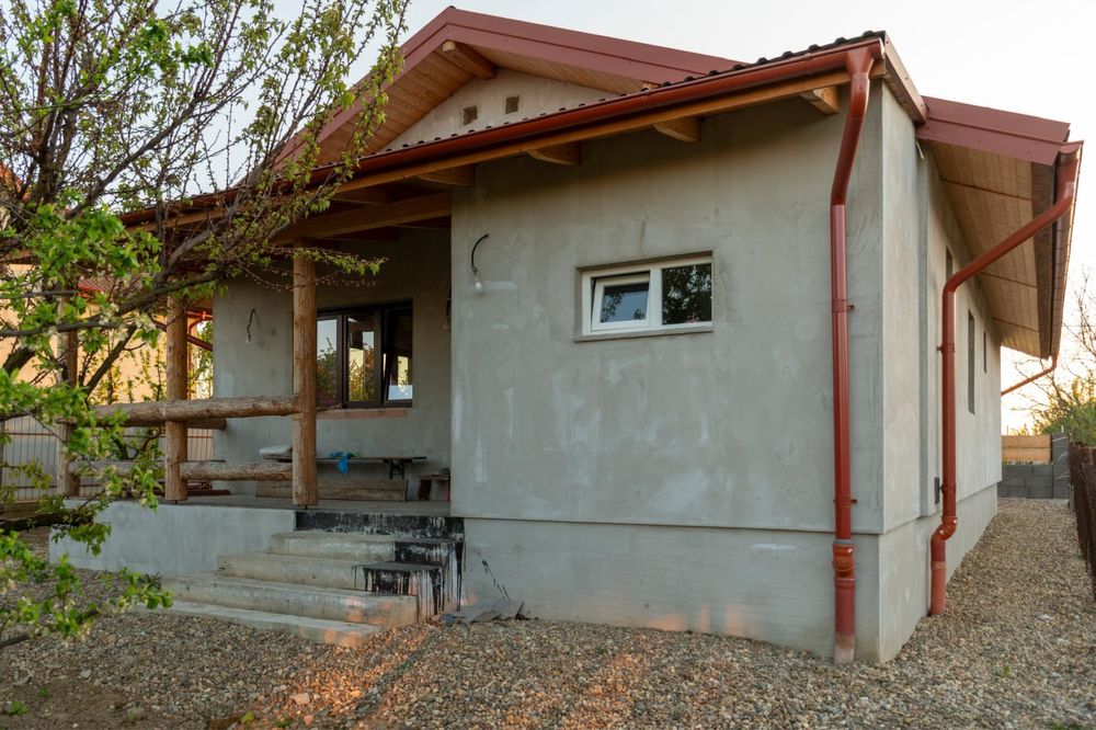 Vând casa noua în Lazuri , semifinisata.