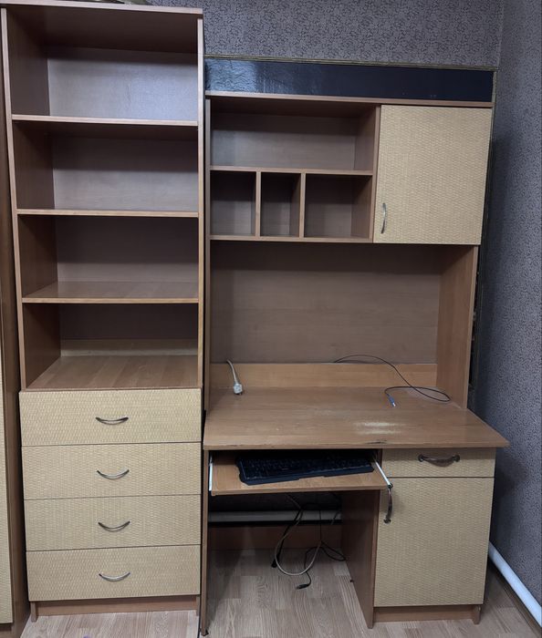 Продам компьютерный стол и шкаф