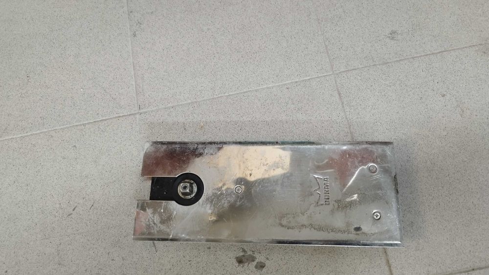 Части за стъклена врата брави , дръжки , подов автомат Dorma и др.