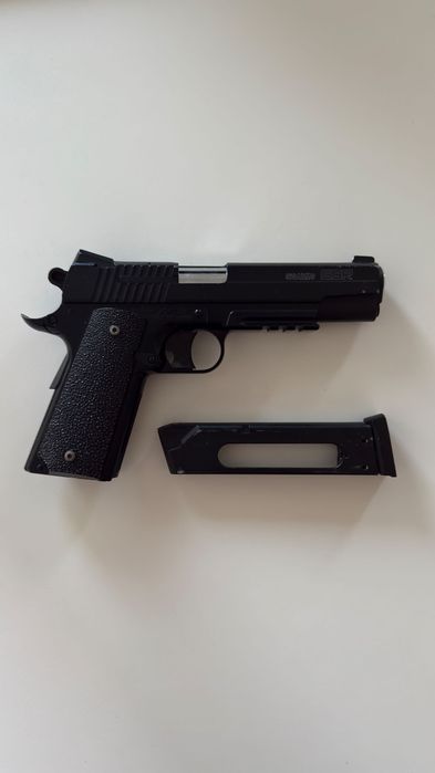 Replica Pistol Airsoft cu CO2, full-metal