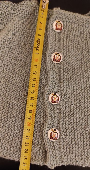 Детски плетени жилетки ,нови . 8  лв .в.