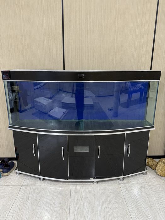 Akvarium sotiladi razmer 180sm boyi 70 sm eni 45-48 sm