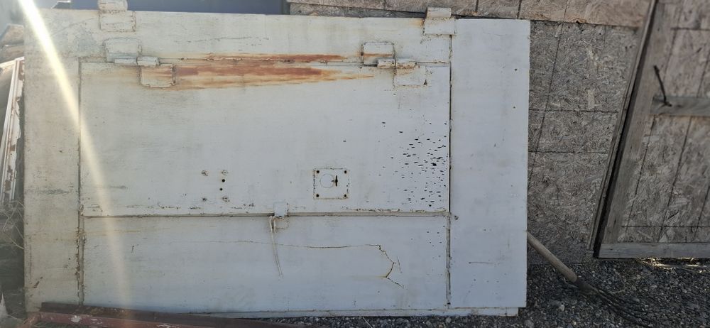 Срочноп продаётся железная дверь