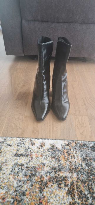 Botine cu toc, Bershka