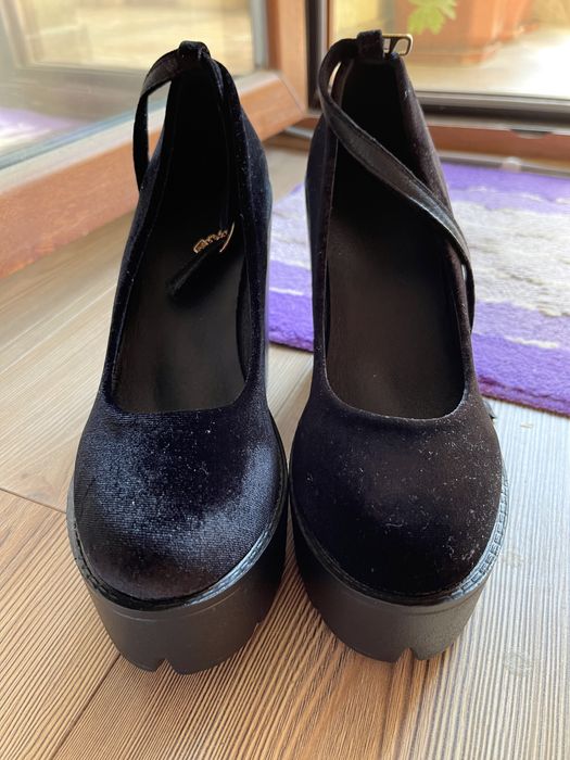 Дамски обувки на платформа