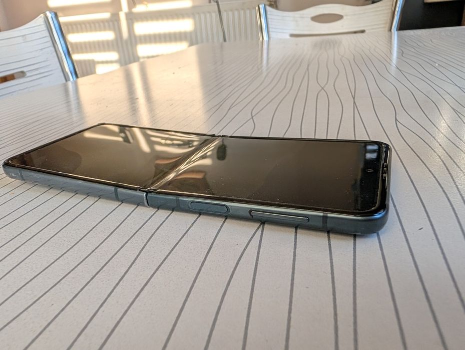 Samsung Galaxy Flip 3 с повреден дисплей