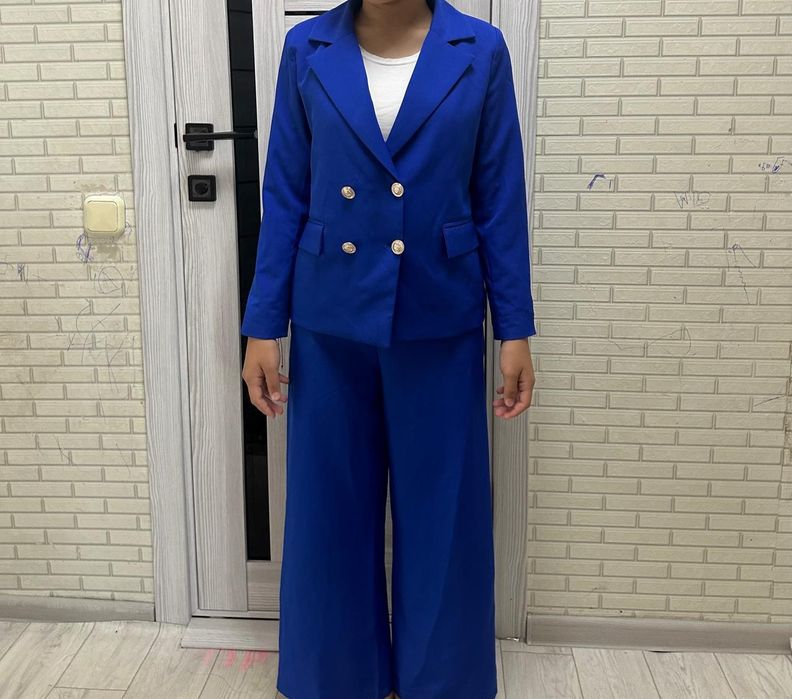 Продаётся брючный кастюм