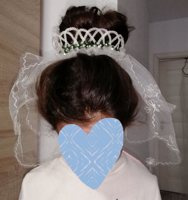 Rochie de mireasa NOUĂ tip sirenă cu trena, 2 voaluri, 1 lung si 1 scu