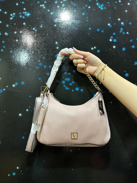 Сумочка от бренда Victoria's Secret.