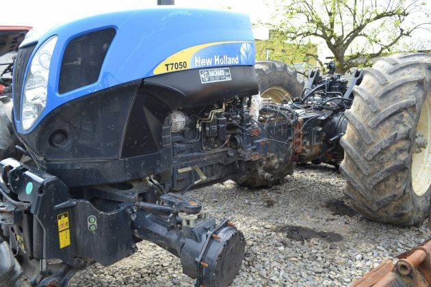Dezmembrez tractoare New Holland