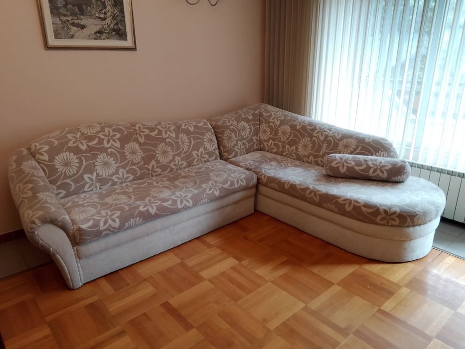 Диван ъглов, разтегателен от две части + 2 табуретки