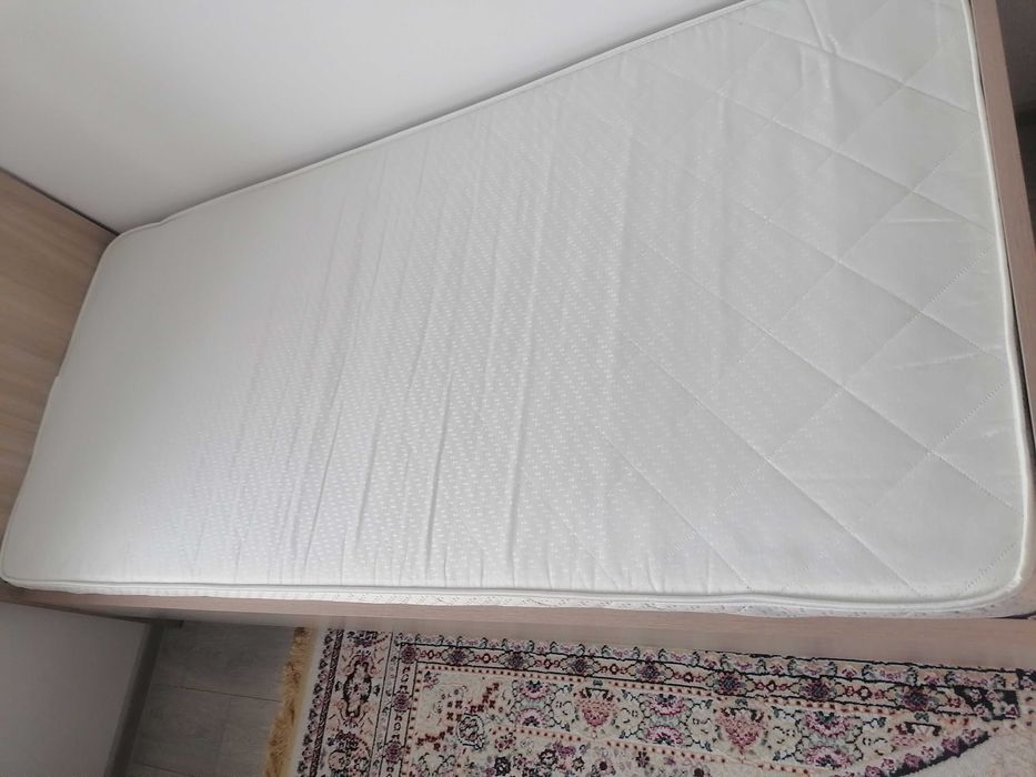Кровать односпальная с матрасом