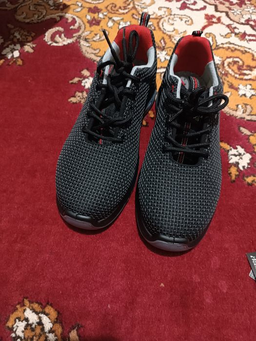 Vând adidași de muncitor pe shantier