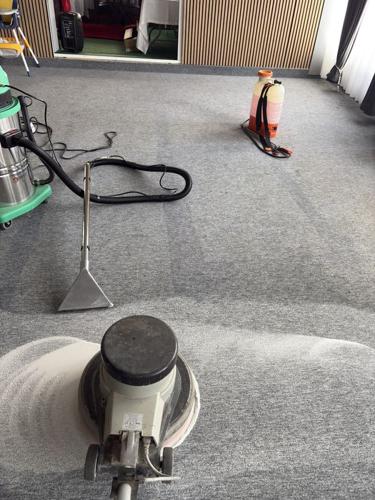 Servicii spalare: mochetă, canapele, spații comerciale, birouri.