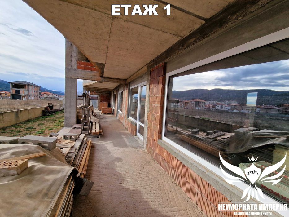 Продавам три етажна къща с 402РЗП, гараж и двор 460кв.м. в гр.Асеновград, кв.Изток на местност Шкилово