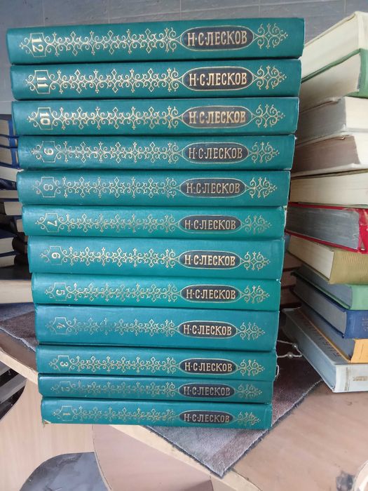 Книги, детская школьная библиотека, современники и классика