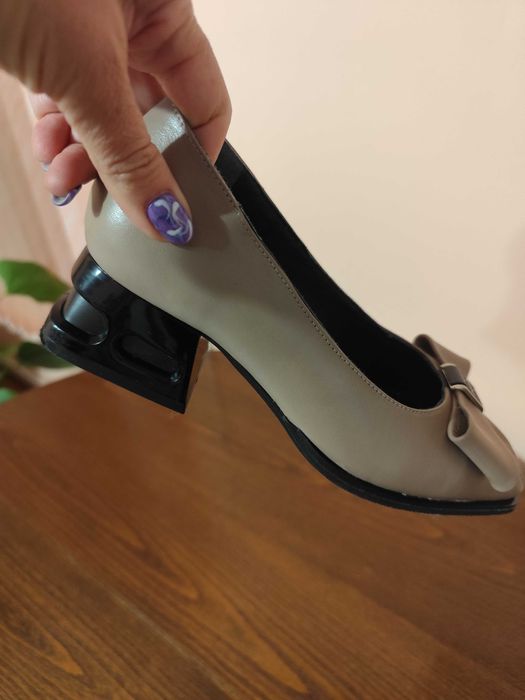 Чисто нови, много красиви бежови обувки.